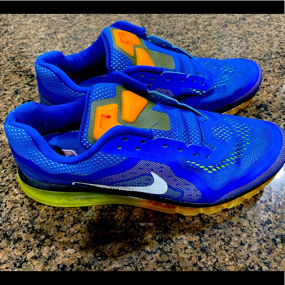 Mens Nike AirMax athletic shoes